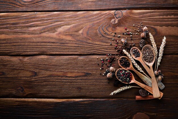 Klarowne przyprawy na drewnianym stole